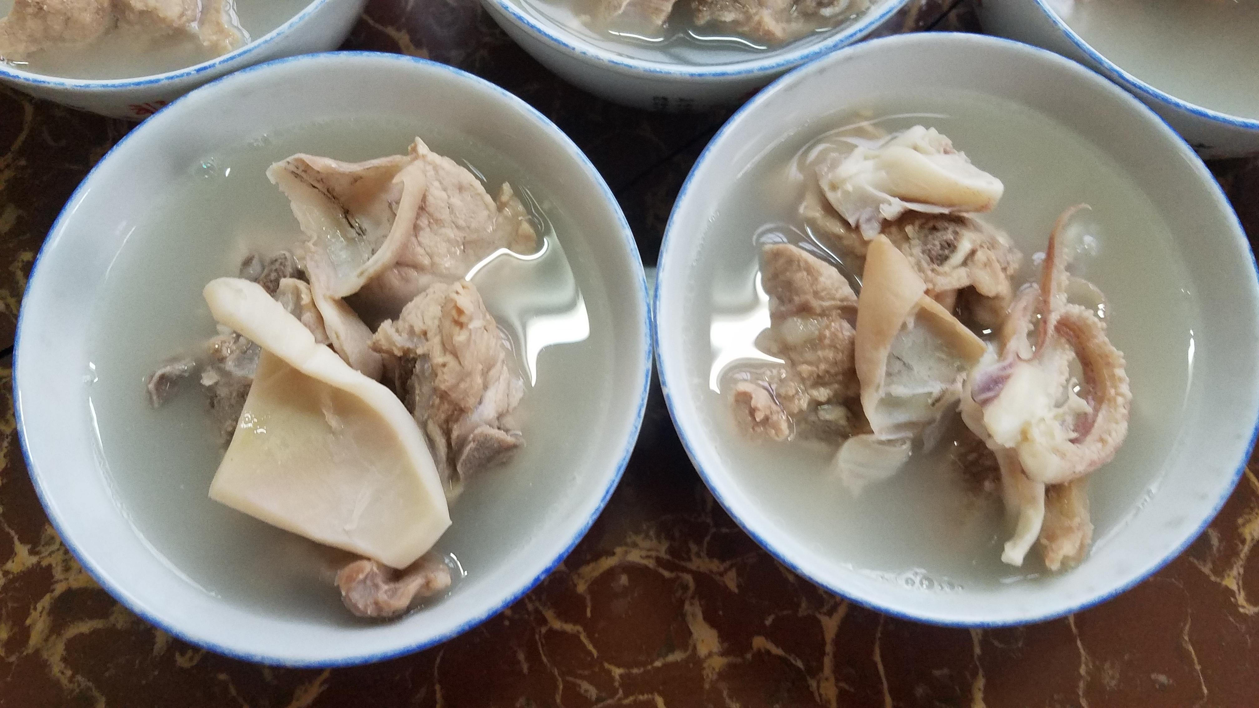 排骨鱿鱼汤的做法 、教你一道广东特色美食、做法简单营养丰富、鲜香美味