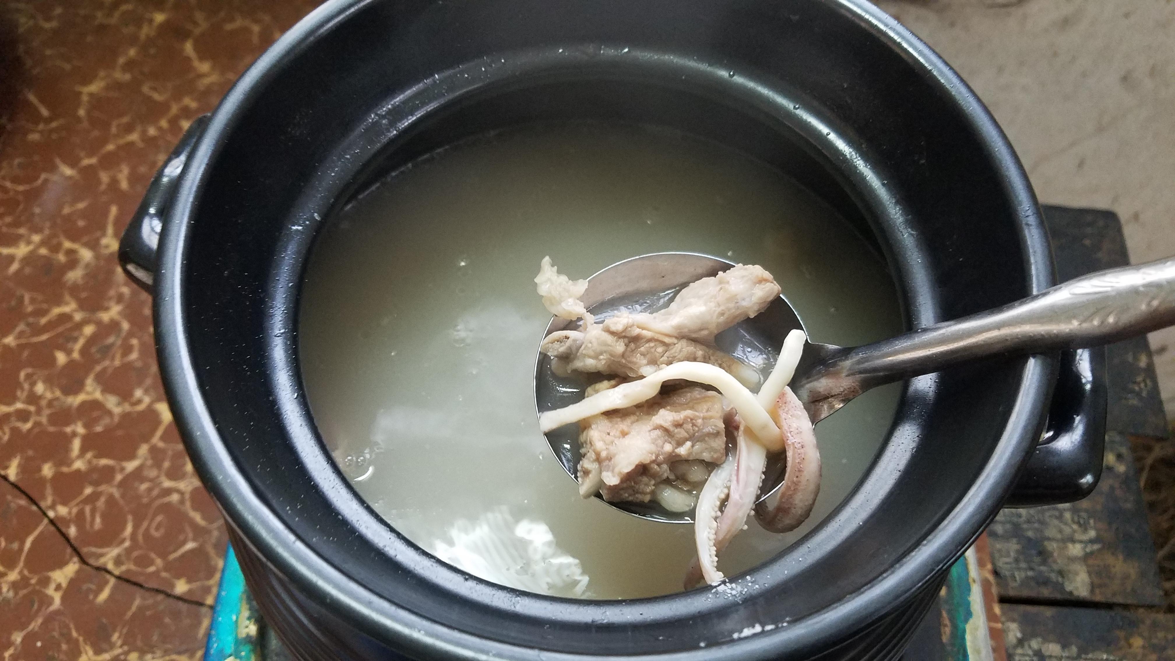 排骨鱿鱼汤的做法 、教你一道广东特色美食、做法简单营养丰富、鲜香美味