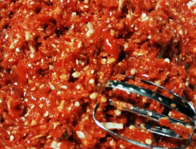 红红的辣椒酱看了让人垂涎欲滴，空口都想吃，家常做法简单