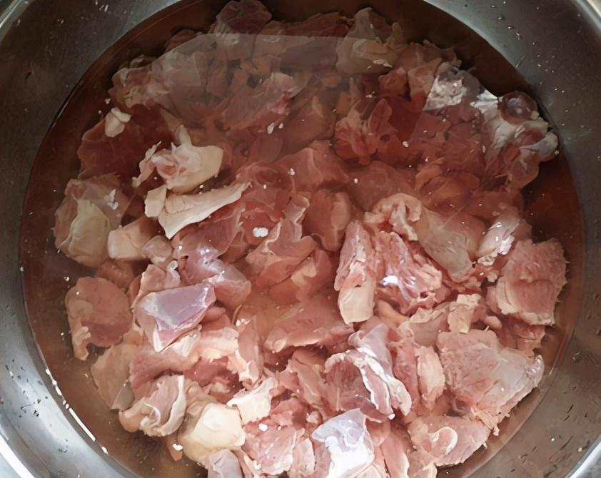 新鲜羊肉汤怎样做好吃 ，羊肉不要直接炖，学会此做法，肉鲜汤浓，特别香