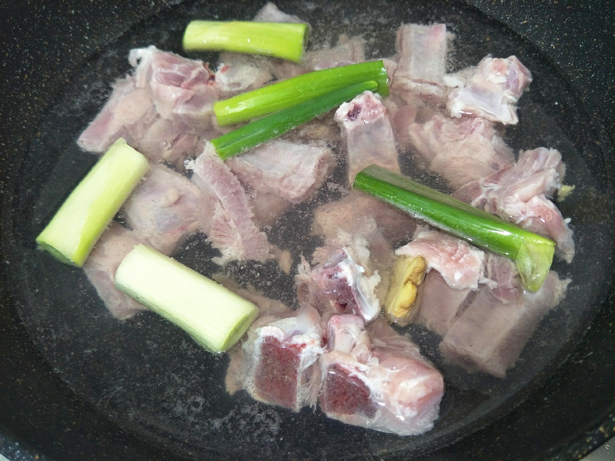 电饭锅蒸排骨饭的做法 ，肉质软嫩米饭香，看着都流口水