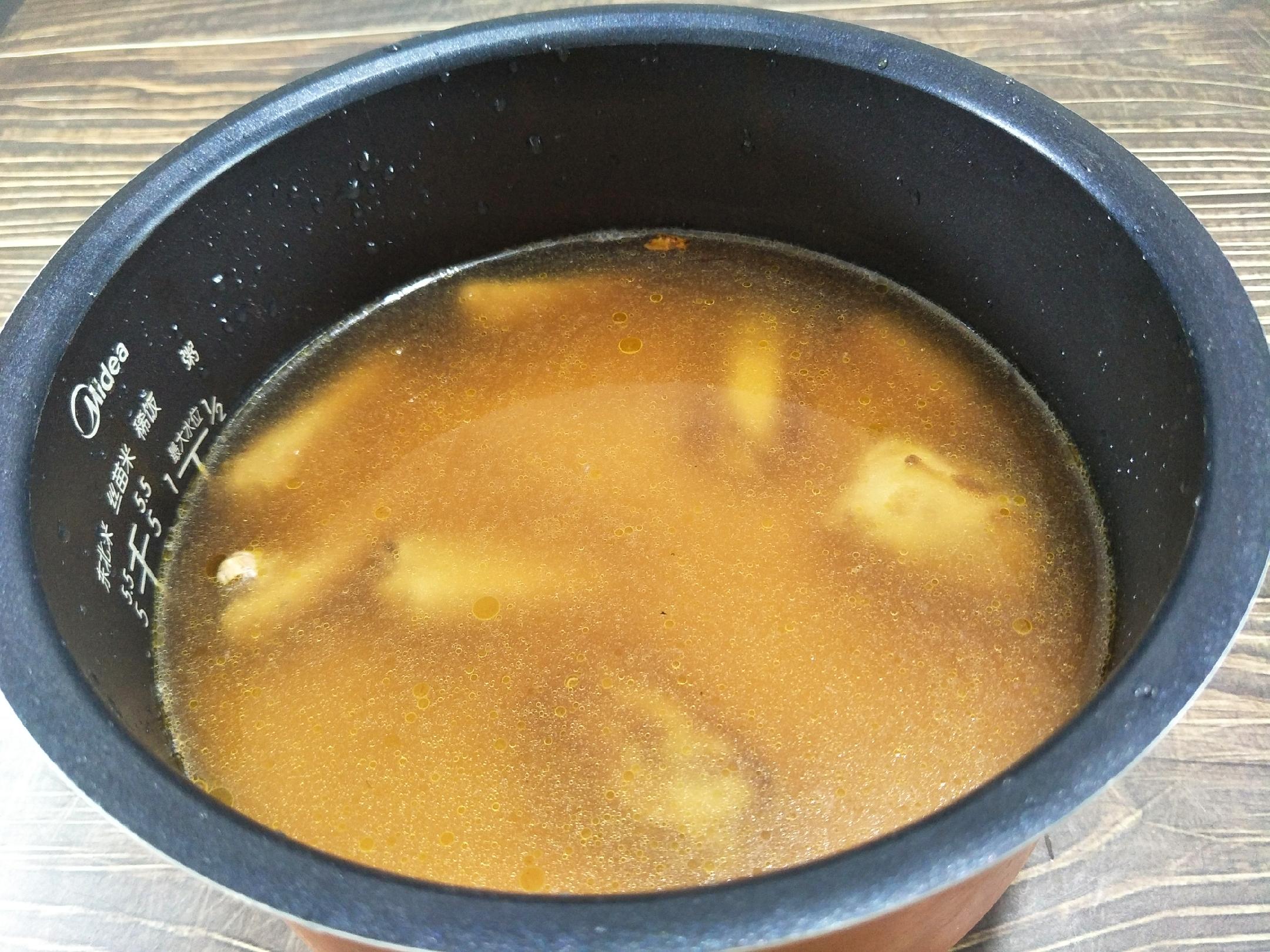 电饭锅蒸排骨饭的做法 ，肉质软嫩米饭香，看着都流口水