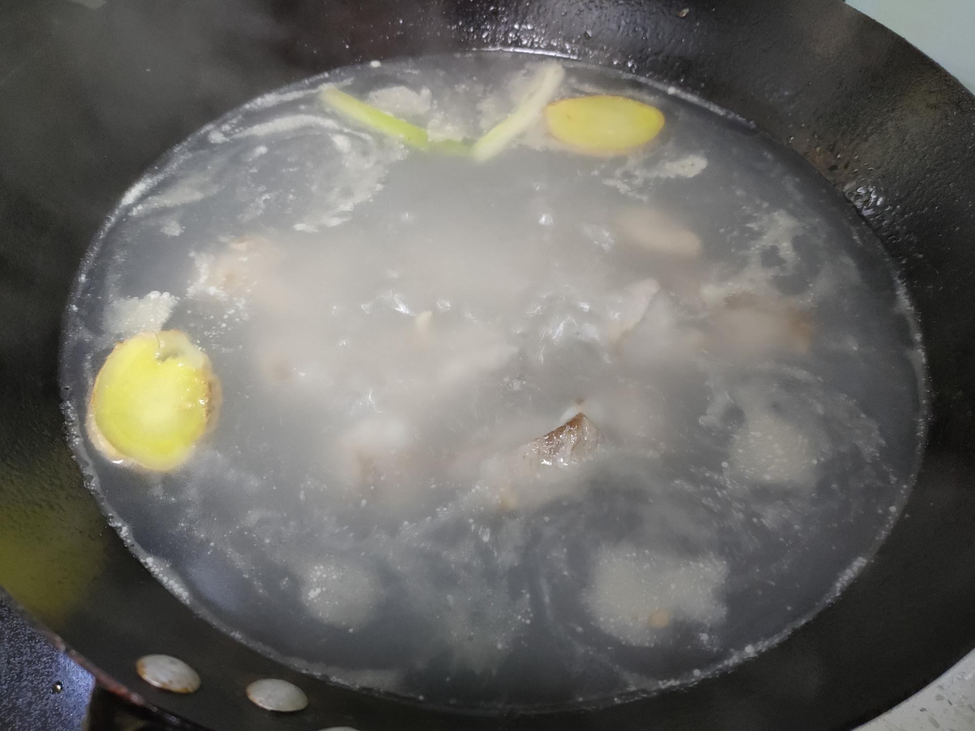 炖排骨汤的做法不少人忽略了这几个步骤，难怪肉质发柴，汤不白味不鲜