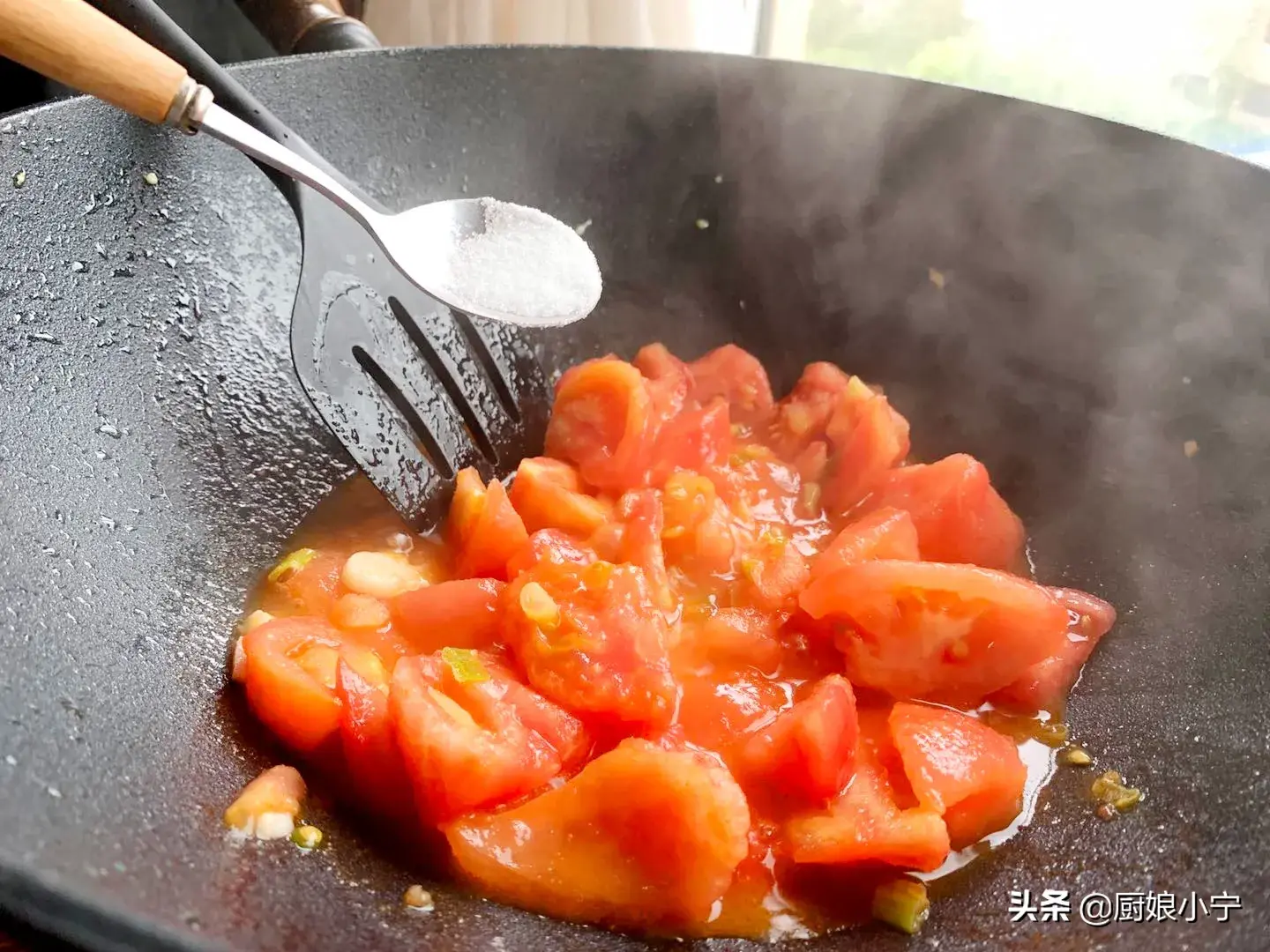 西红柿炒鸡蛋做法 ，放糖还是放酱油？大厨分享新做法，没想到这么下饭