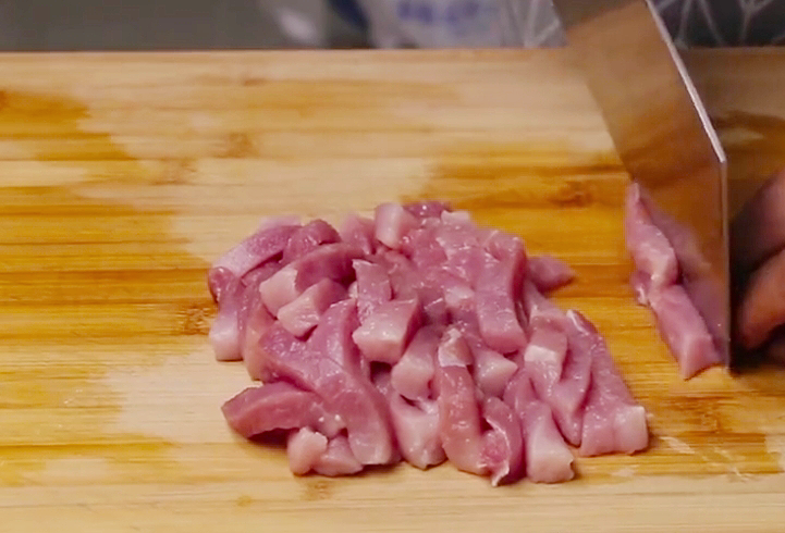 酥肉怎么做又酥又脆 ？大厨教你正确做法，炸出来的酥脆爽口不回软