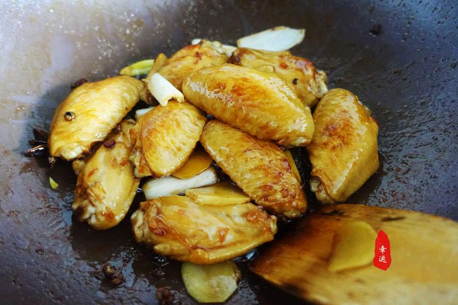 鸡翅怎么烧好吃又简单 ？做法简单，易熟易入味，鲜嫩多汁