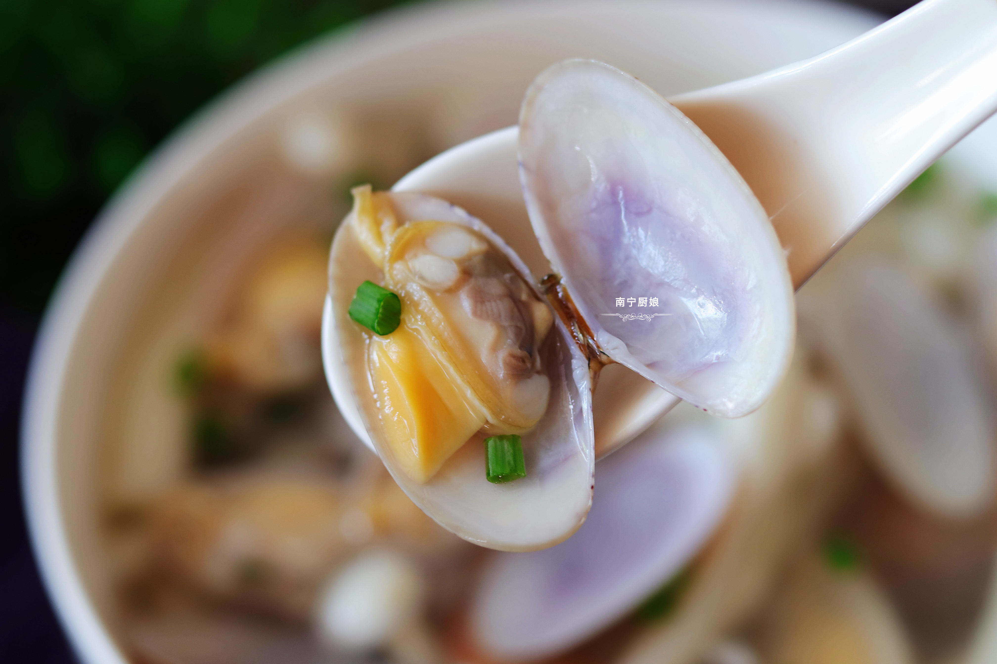 秋天我家必吃的海鲜是花甲，用来和海鲜菇一起打汤喝，鲜美又营养