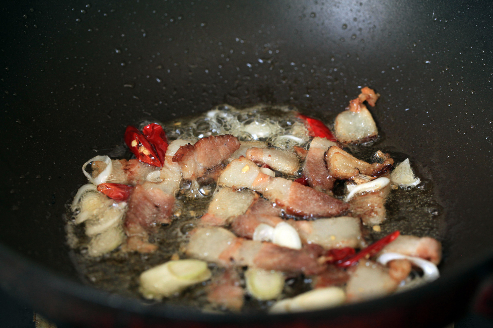 不放生抽不放酱，“干锅包菜”这做法脆口入味，和饭店一个味儿