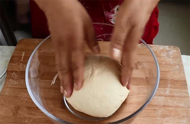 教你正宗的面包做法，学会这个技巧，面包才柔软蓬松，一次就成功