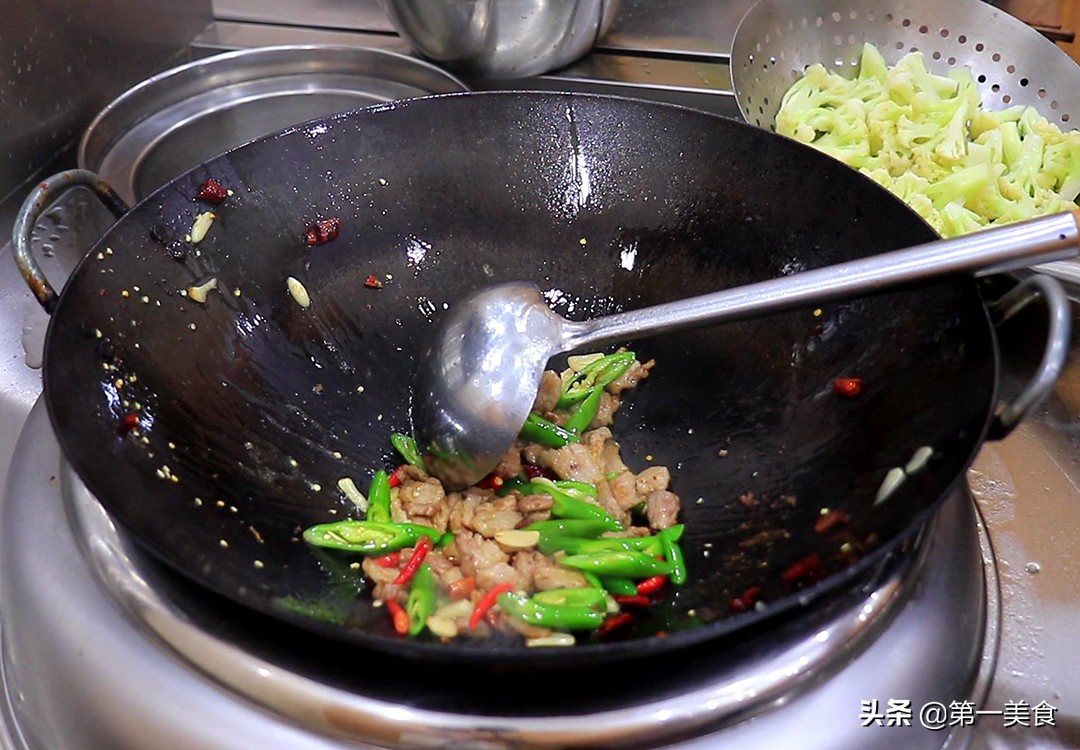 干锅花菜很多人第一步就做错了，厨师长教你详细做法，香辣脆口