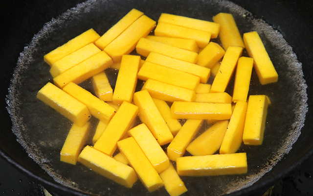 南瓜最简单的做法，外皮金黄酥脆，内里软糯，比薯条薯片还好吃