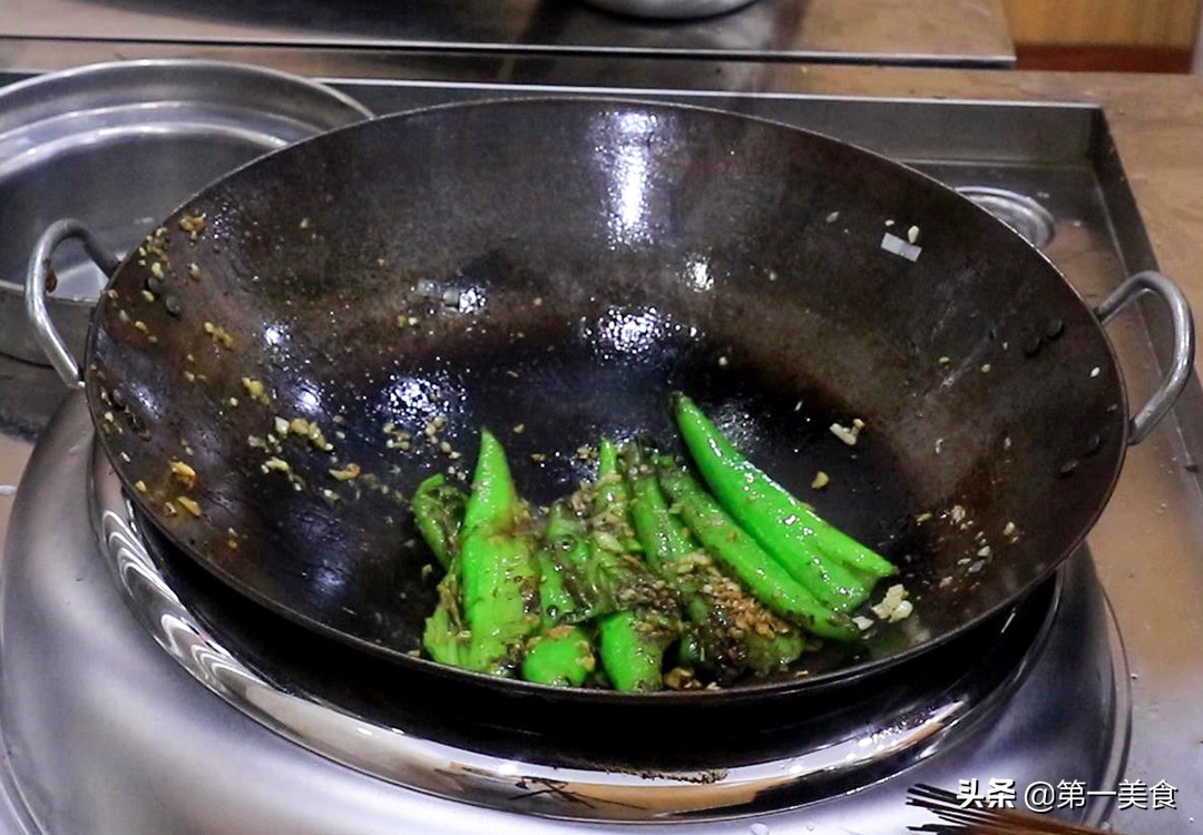 虎皮青椒不放油也能起虎皮，厨师长分享做法和技巧，学会在家做