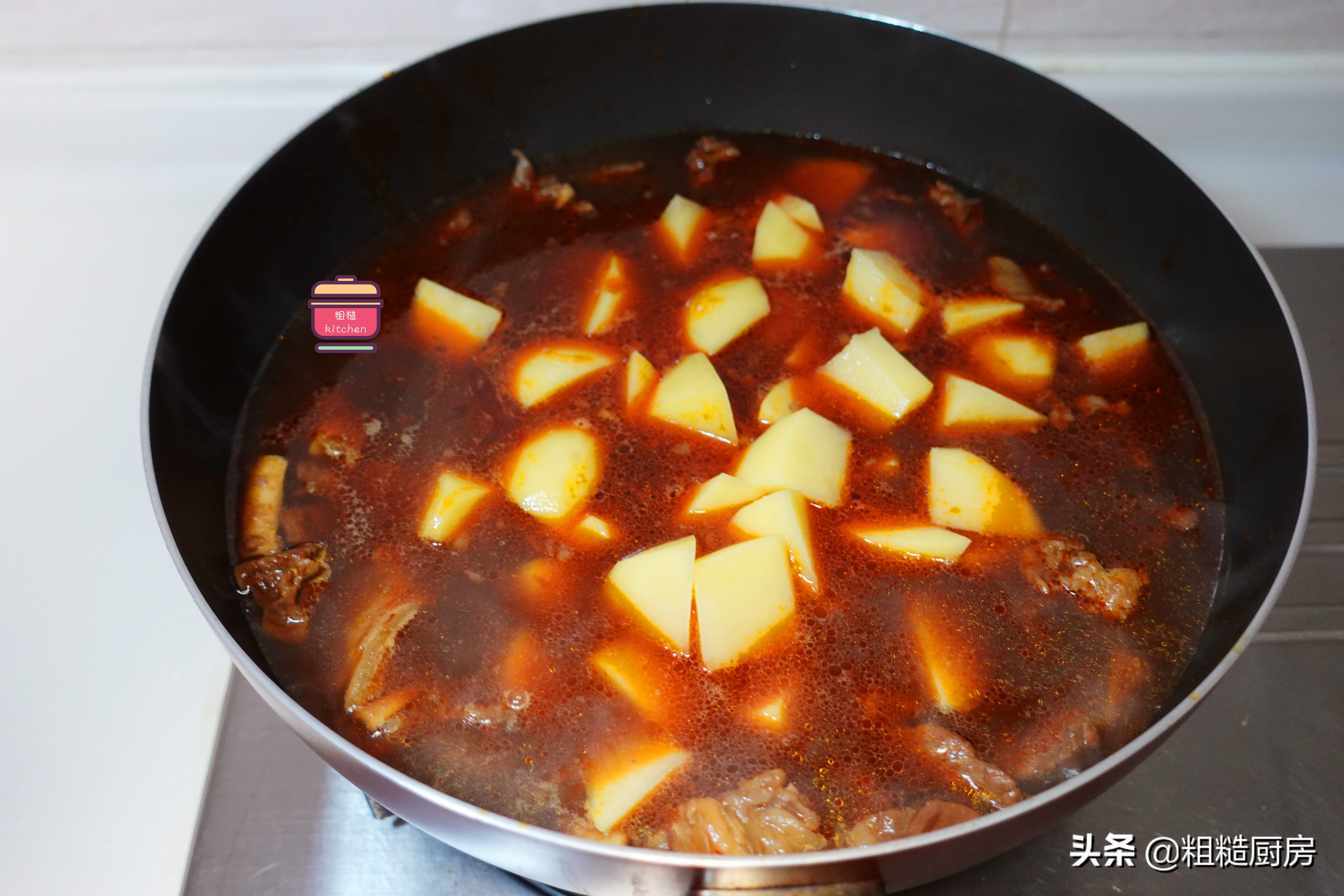 家常土豆炖牛肉很简单，这样做肉香汤浓，土豆软糯入味，太下饭了