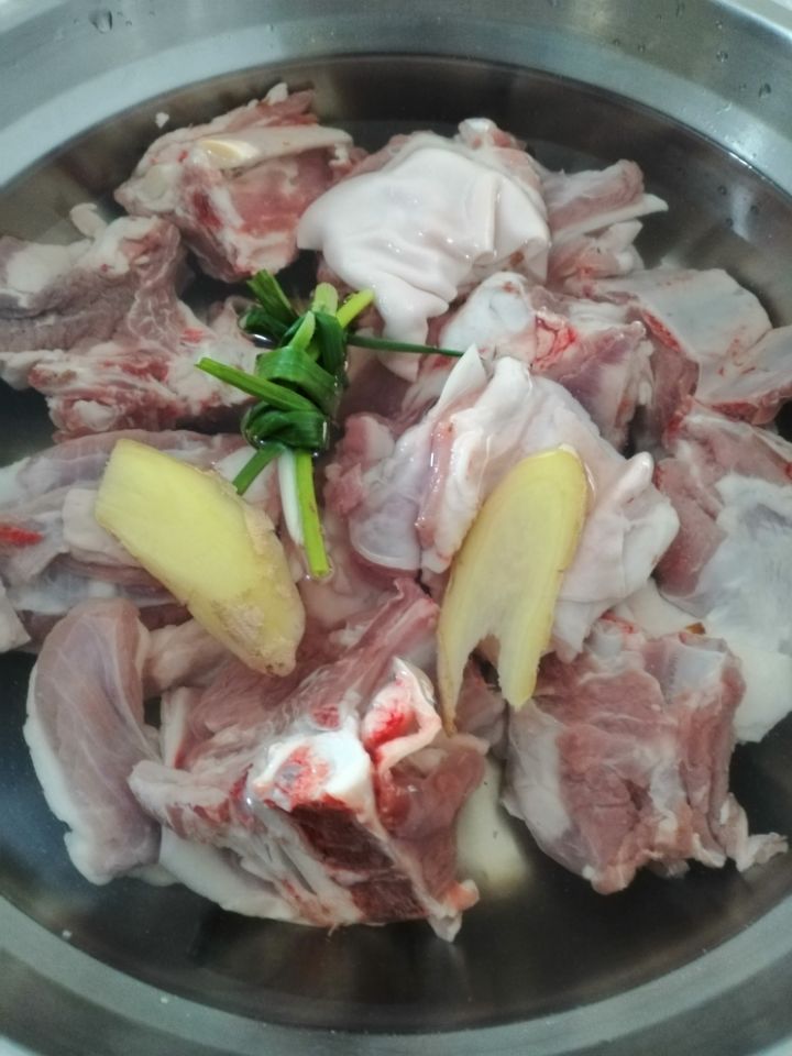 红烧羊肉的家常做法，冬天来上一碗全身暖暖的，做法简单又营养