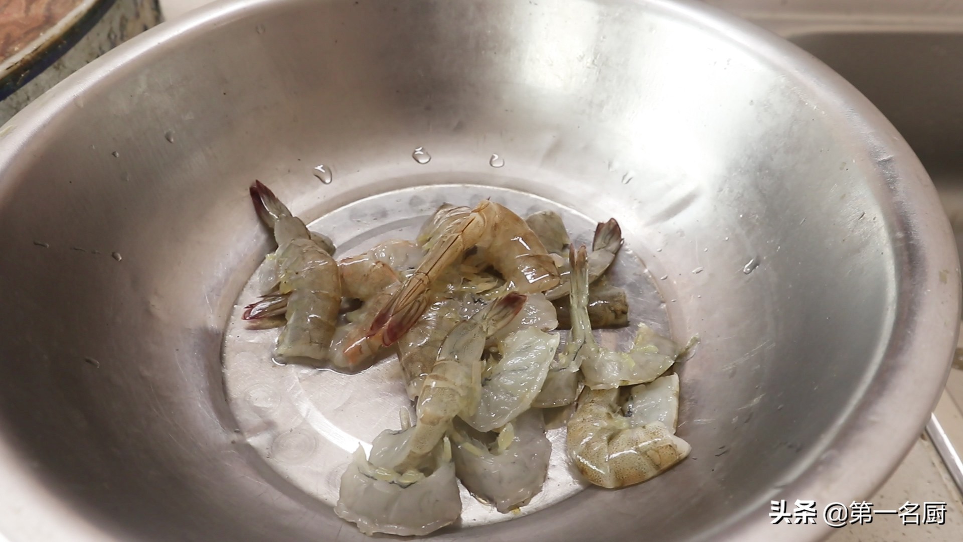 蒜蓉粉丝虾这样做更好吃，粉丝入味，大虾鲜香，做一份根本不够吃