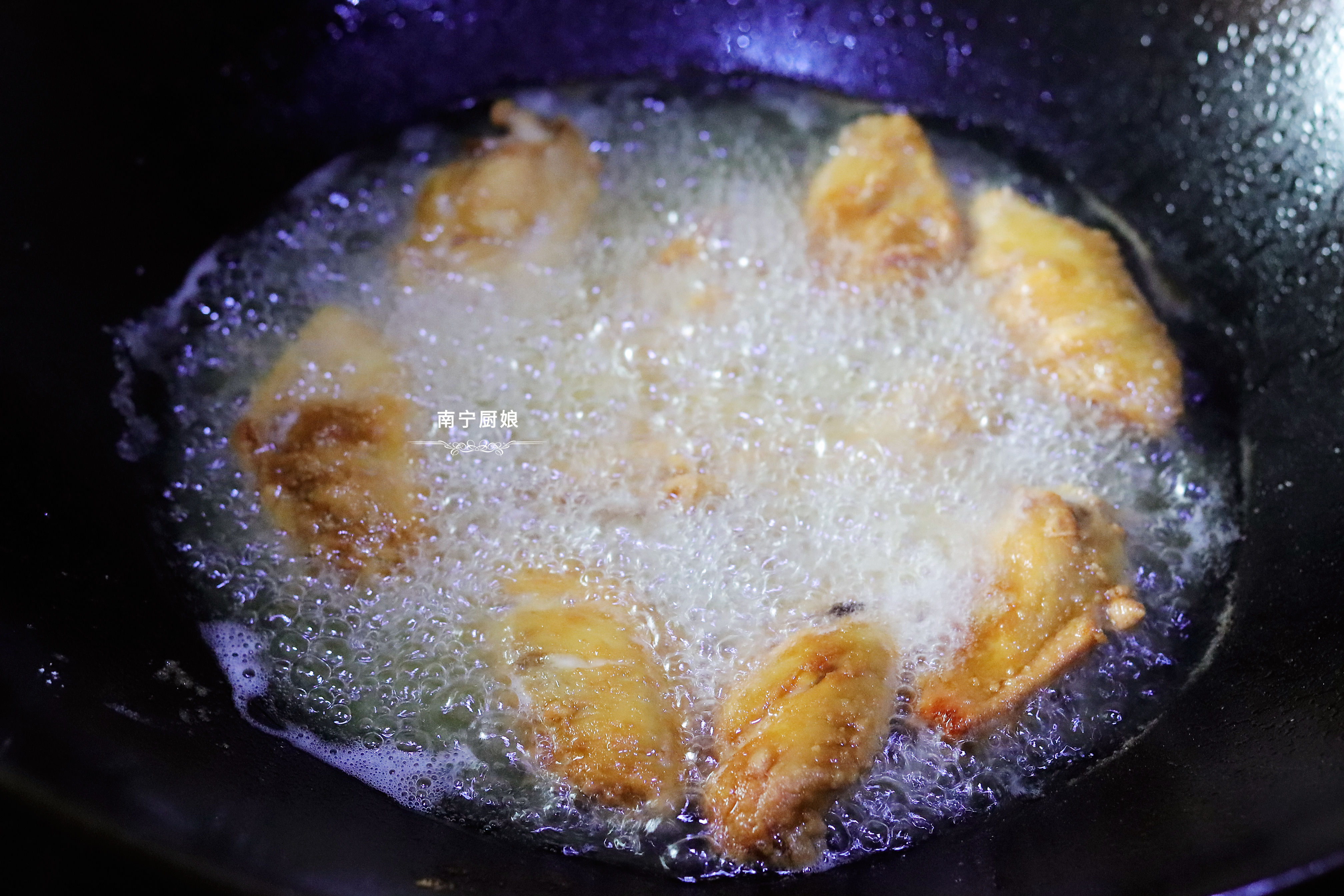炸鸡翅时，直接下锅炸是不对的，多做一个步骤，炸出来入味又酥香