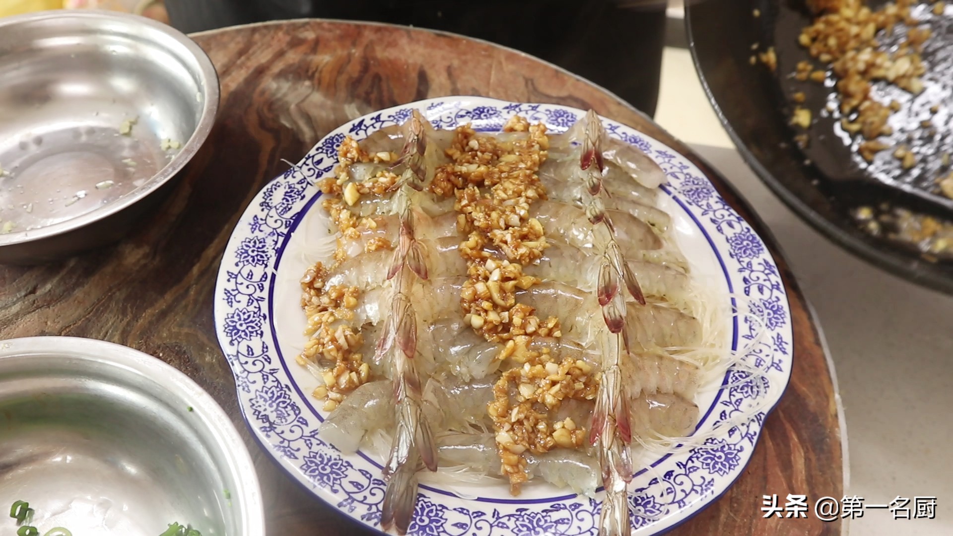 蒜蓉粉丝虾这样做更好吃，粉丝入味，大虾鲜香，做一份根本不够吃