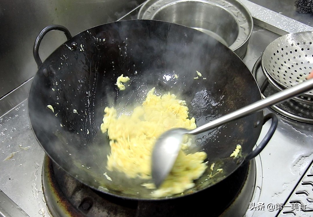 蒜黄炒鸡蛋家常做法，鸡蛋鲜嫩，蒜黄不出水有技巧，简单上手快
