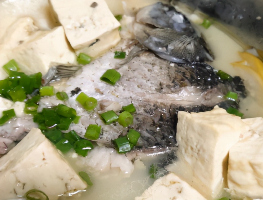 炖鱼汤时，牢记“2做1不放”，出锅的鱼汤鲜香浓白，好喝无腥味