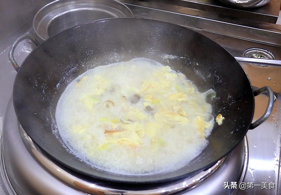 香菇白菜汤很多人第一步就做错了，记住这1个关键，汤汁奶白浓郁
