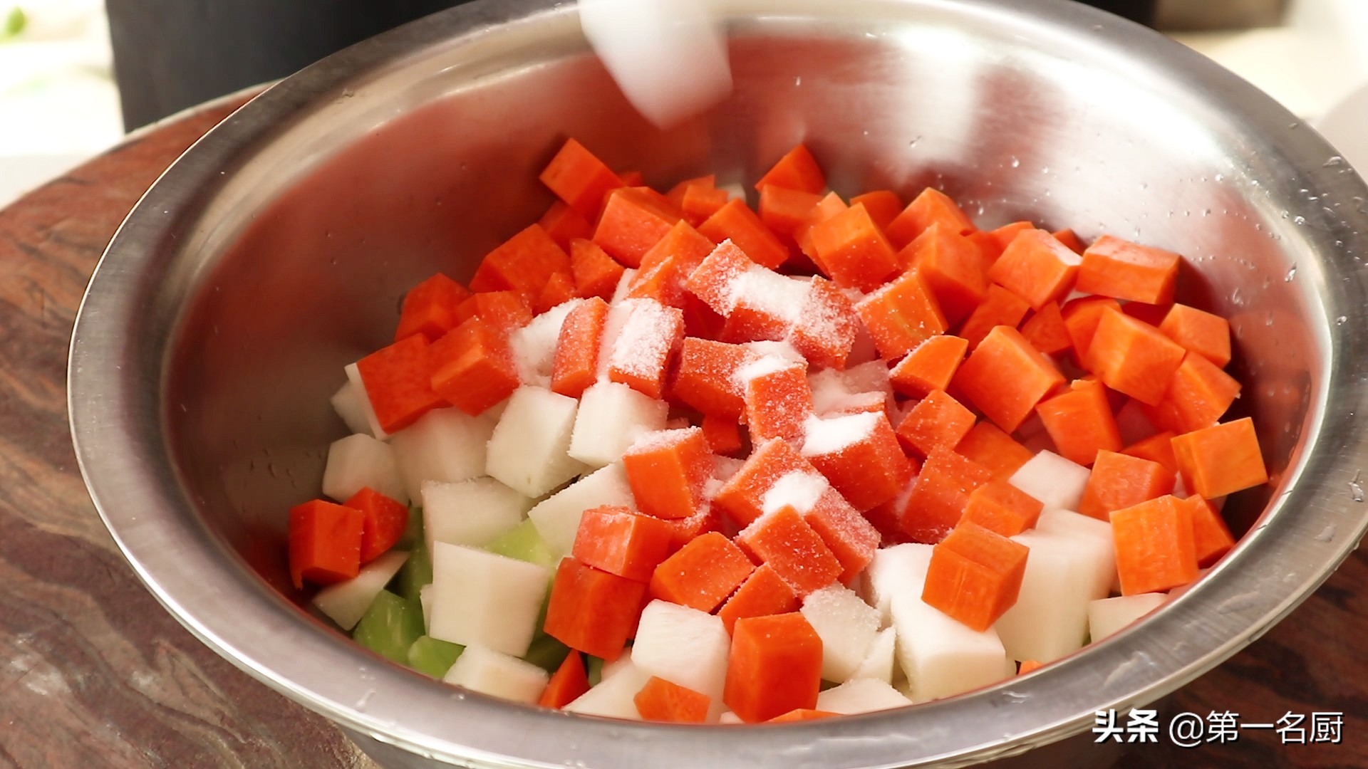 家常泡菜最好吃的做法，大磊1次做1盆，爽口开胃，腌一晚上就能吃