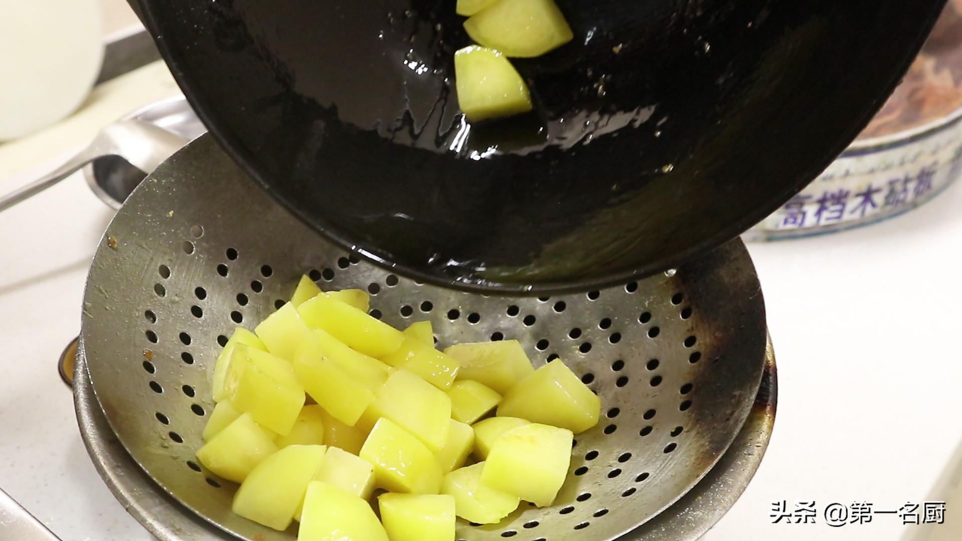 大厨分享红烧土豆的家常做法，学会这一招，土豆软糯入味，收藏了