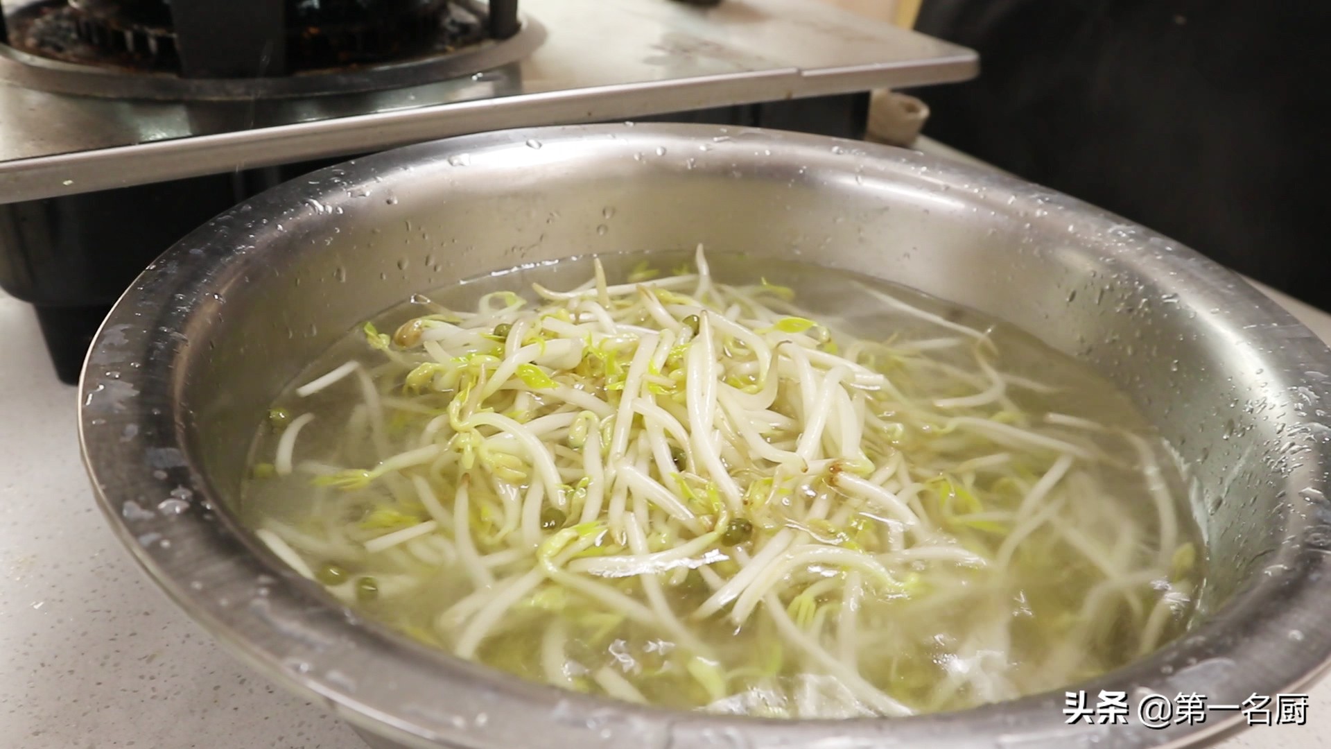 这才是凉拌绿豆芽的家常做法，做法简单又爽口，酒桌必备小凉菜
