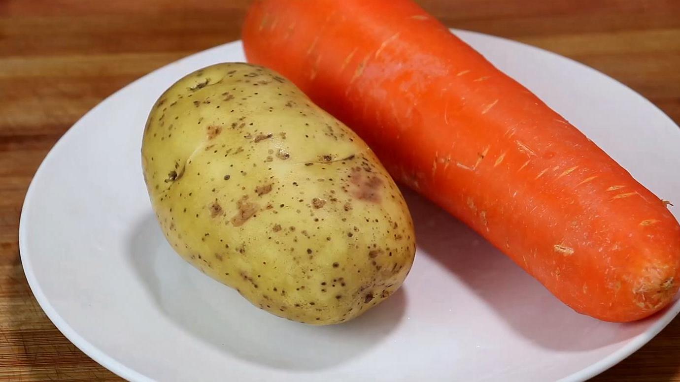 快来学着做一下这道土豆蒸胡萝卜丝的做法吧