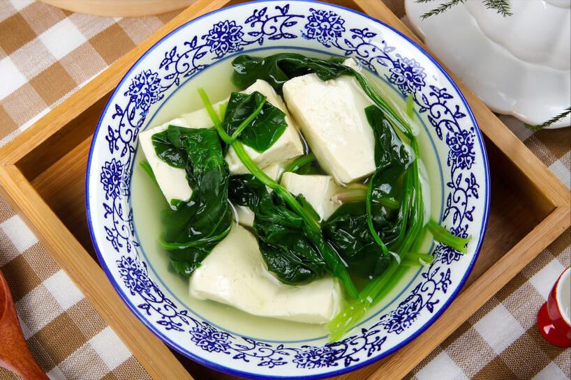 广东人做汤有一手，连豆腐汤都好喝，汤汁浓白，不放鸡精也很鲜