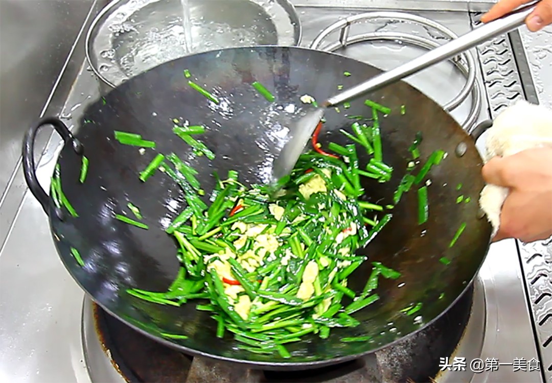 饭店的韭菜炒鸡蛋为啥鲜嫩又翠绿，这几个技巧很重要，学会在家做