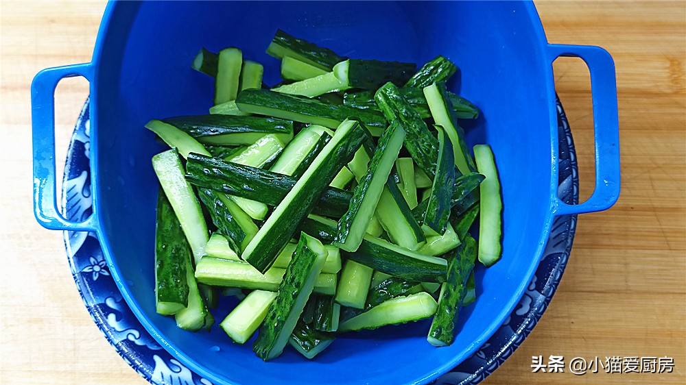 最喜欢妈妈夏天常做的“爽口腌黄瓜”，做法简单，腌2小时就能吃