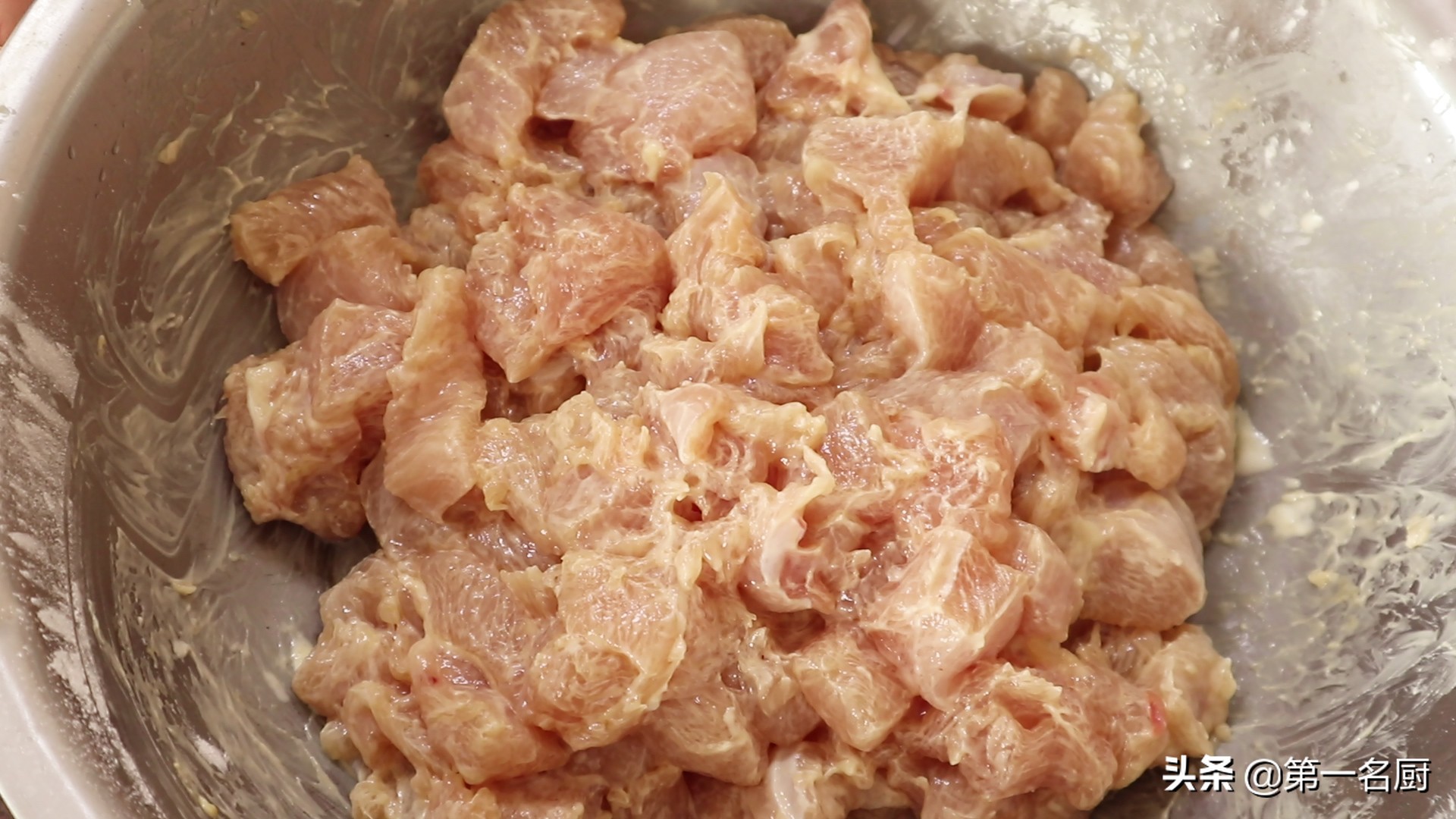 鸡胸肉怎样做才好吃？腌制过程是关键，鲜香滑嫩，满满的小技巧