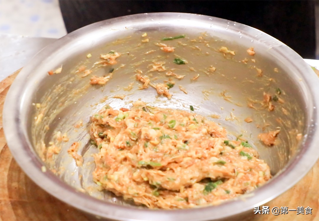 土豆新吃法，厨师长分享“椒盐土豆夹”，多做这一步，金黄焦香