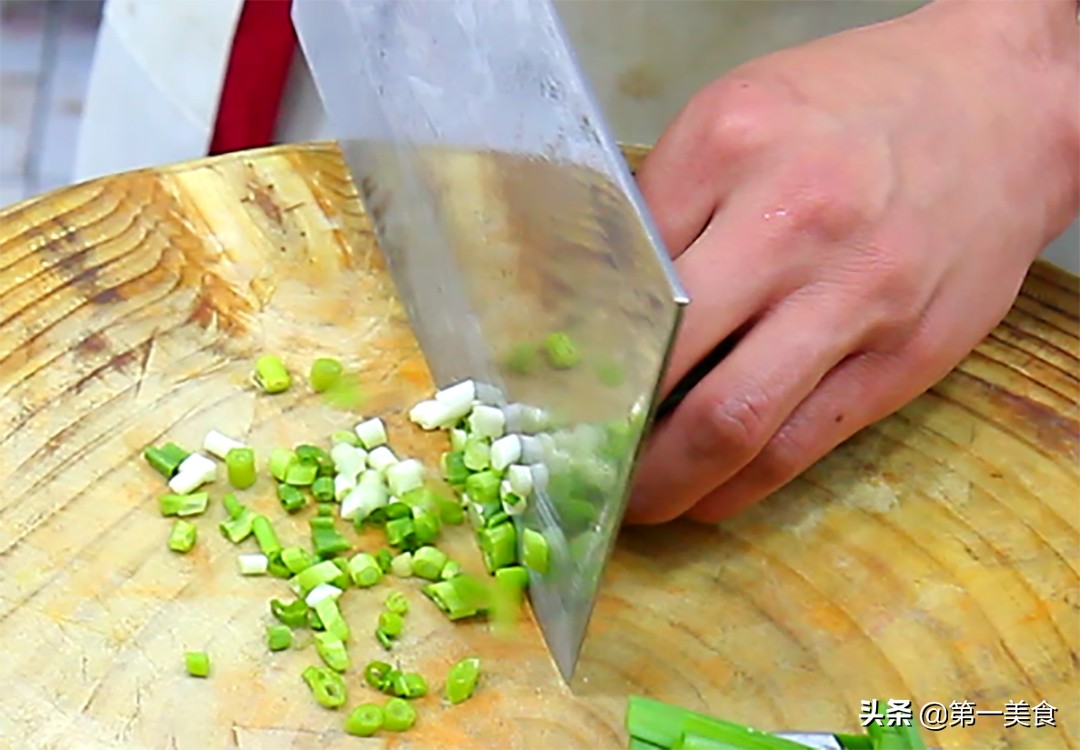 饭店的韭菜炒鸡蛋为啥鲜嫩又翠绿，这几个技巧很重要，学会在家做
