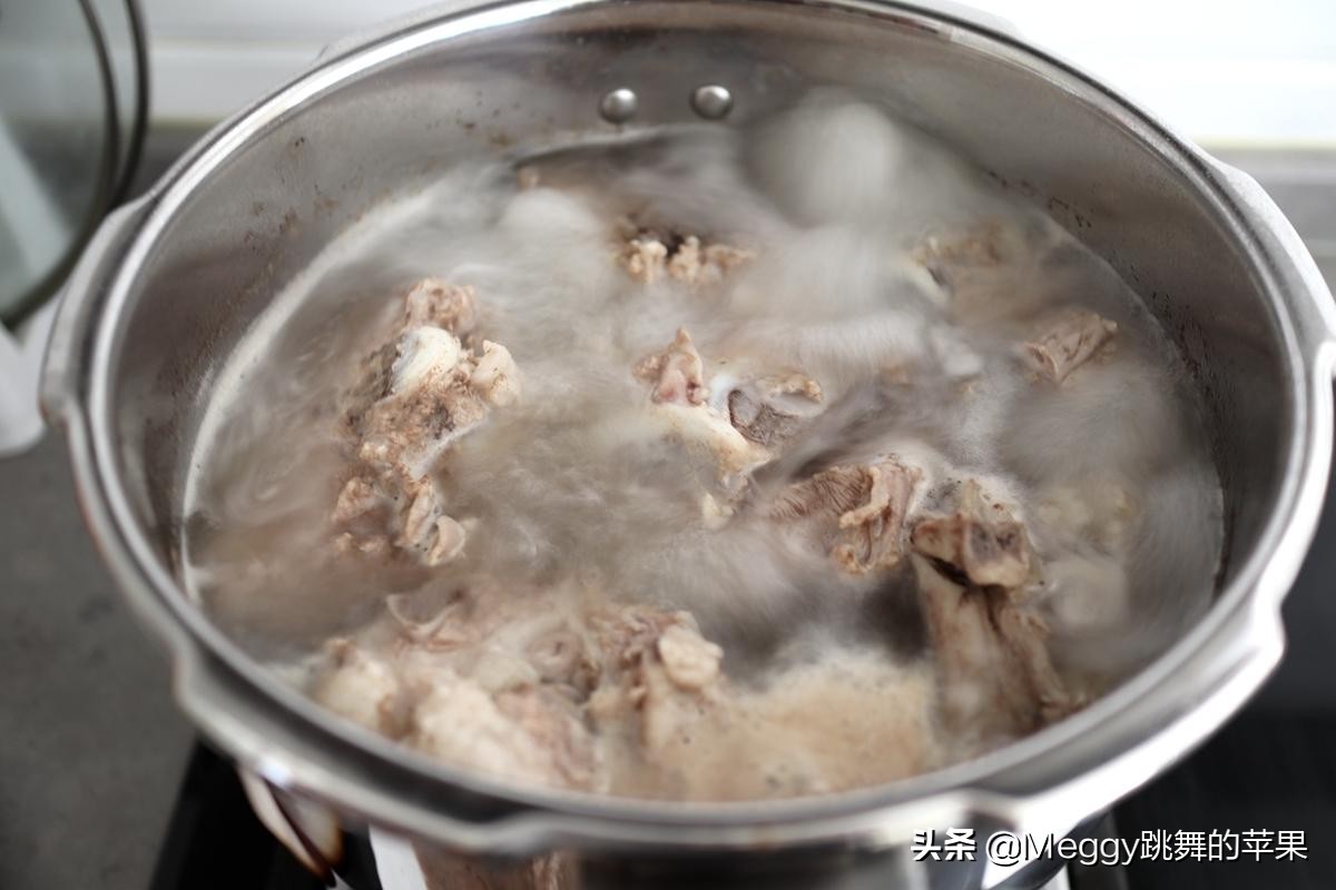 羊蝎子不腥不膻，直接下锅就错了，多一步肉烂汤鲜，骨头都啃光