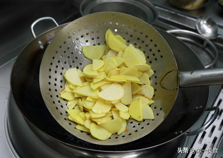 这样做的干锅土豆片才是家常菜，简单即美味，赶快和大厨学起来吧