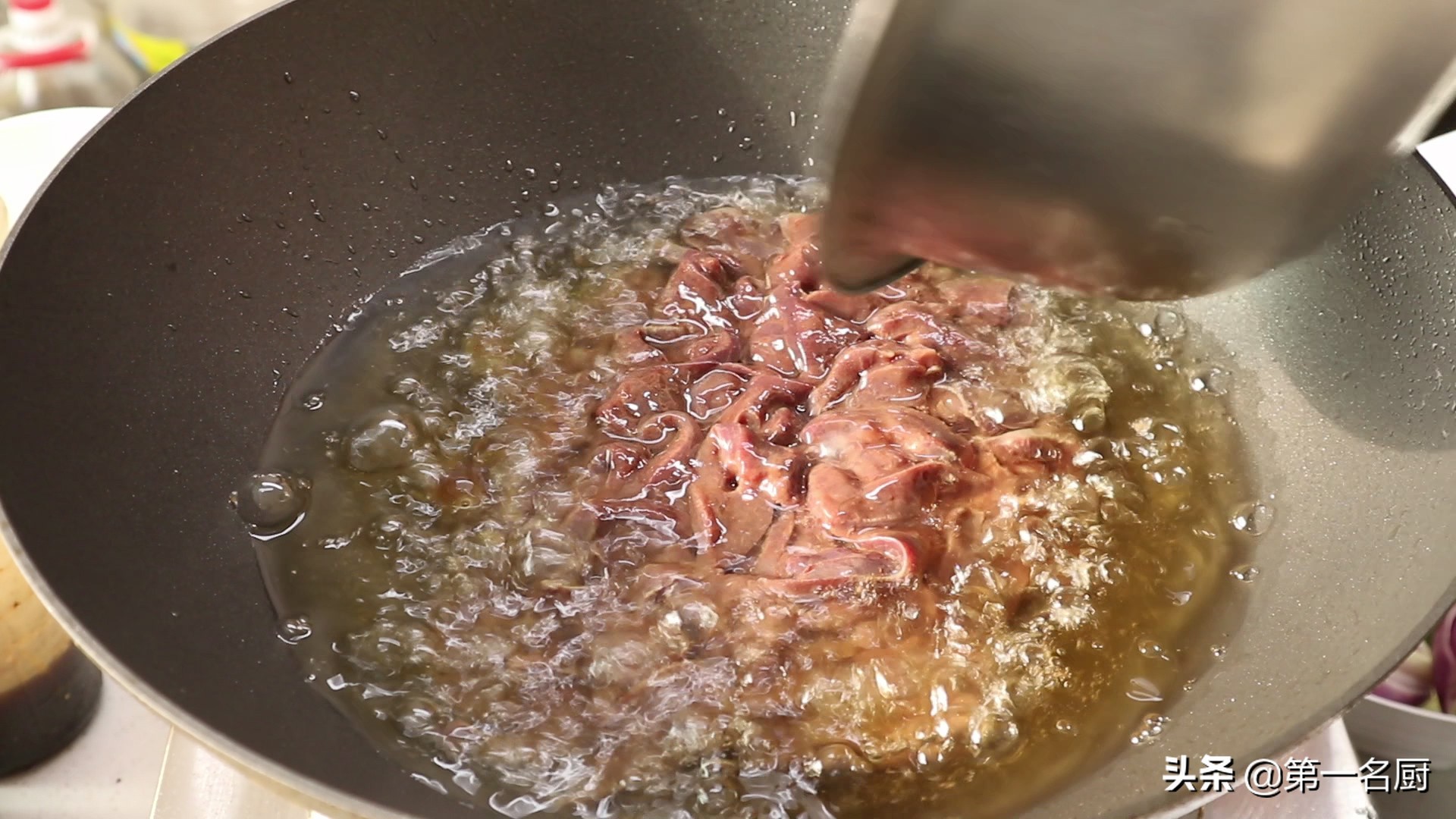 猪肝怎样炒才能鲜嫩不老？学会这一招，在家也能做出饭店的味道