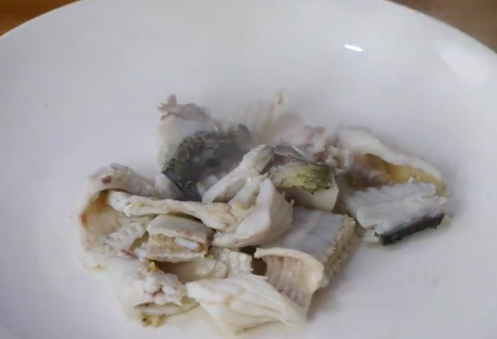 口水鱼：一款草鱼懒人做法，鱼肉鲜嫩，香辣开胃，下酒又下饭