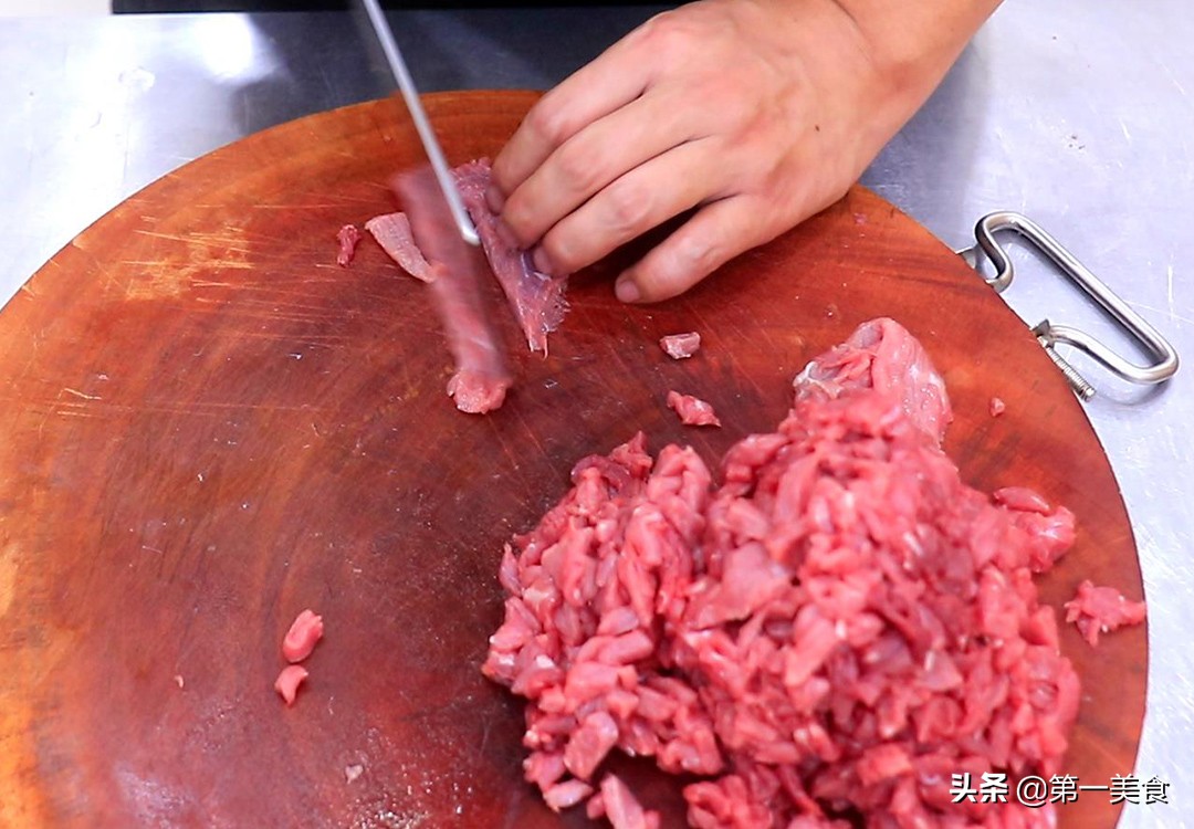 厨师长分享牛肉酱独特配方，学会这2个技巧，麻辣鲜香，牛肉酥脆