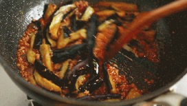 50年饭店大厨：“红烧肉沫茄子”必加“这味”，肉汁又香又稠