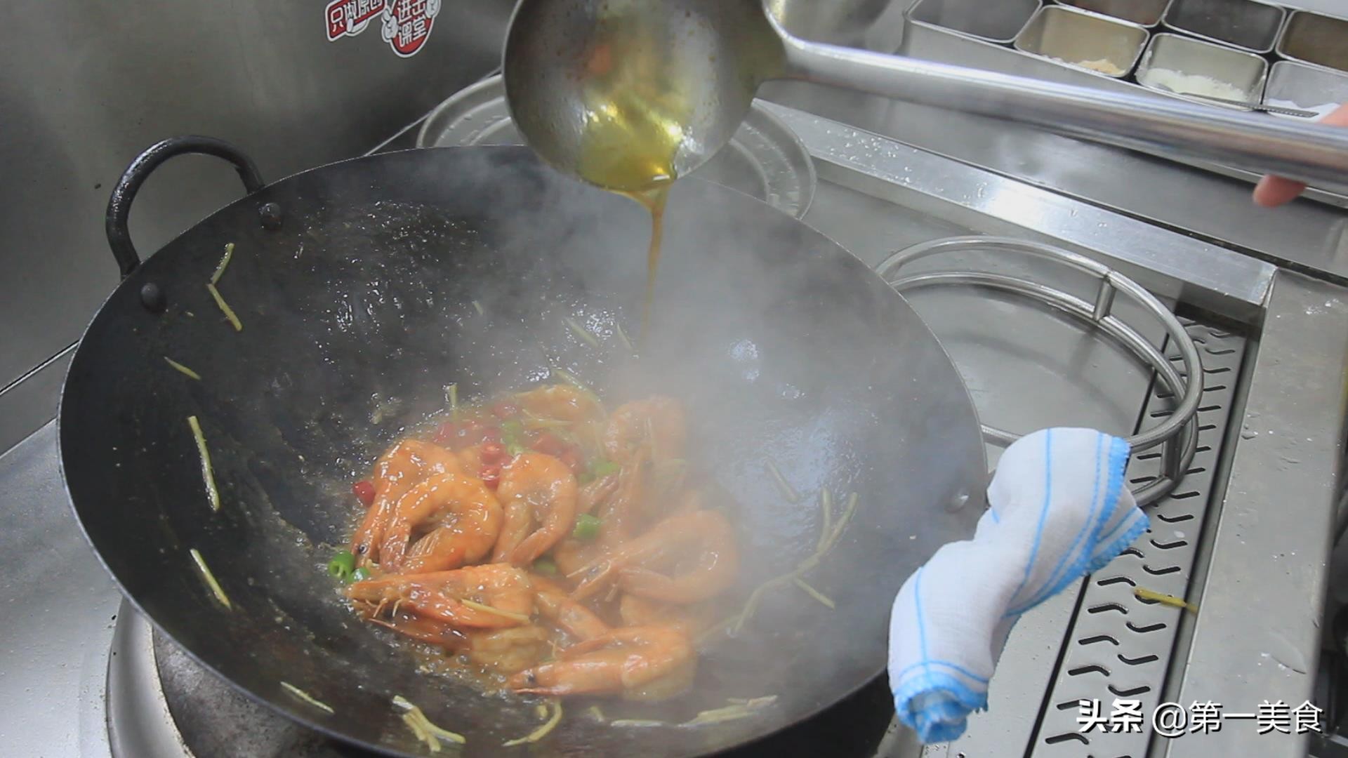 创意新菜“红烧可乐虾”，汤汁味浓，鲜香入味，做法简单