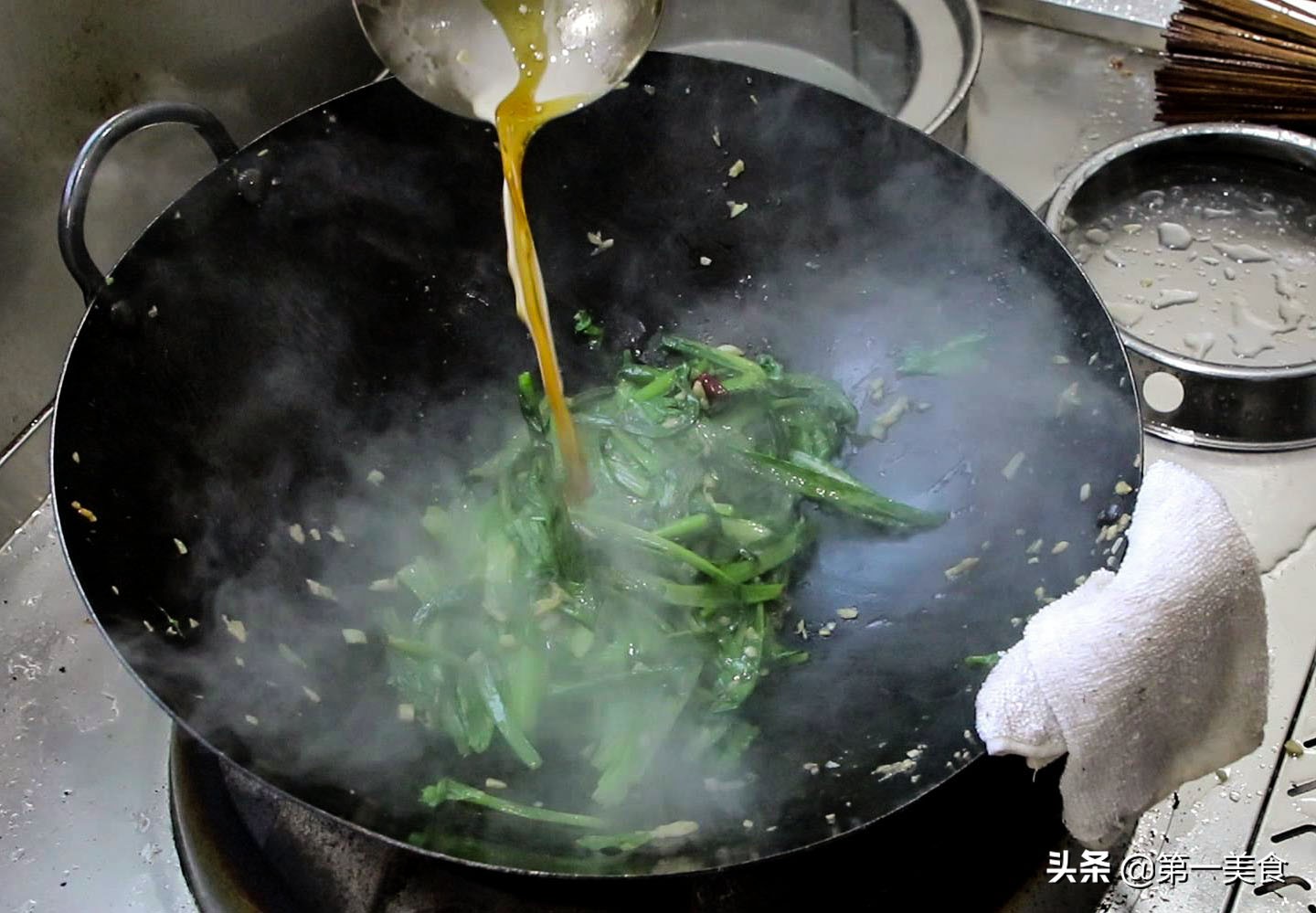 大厨分享一道蒜蓉油麦菜，蒜香四溢，色泽翠绿不变色