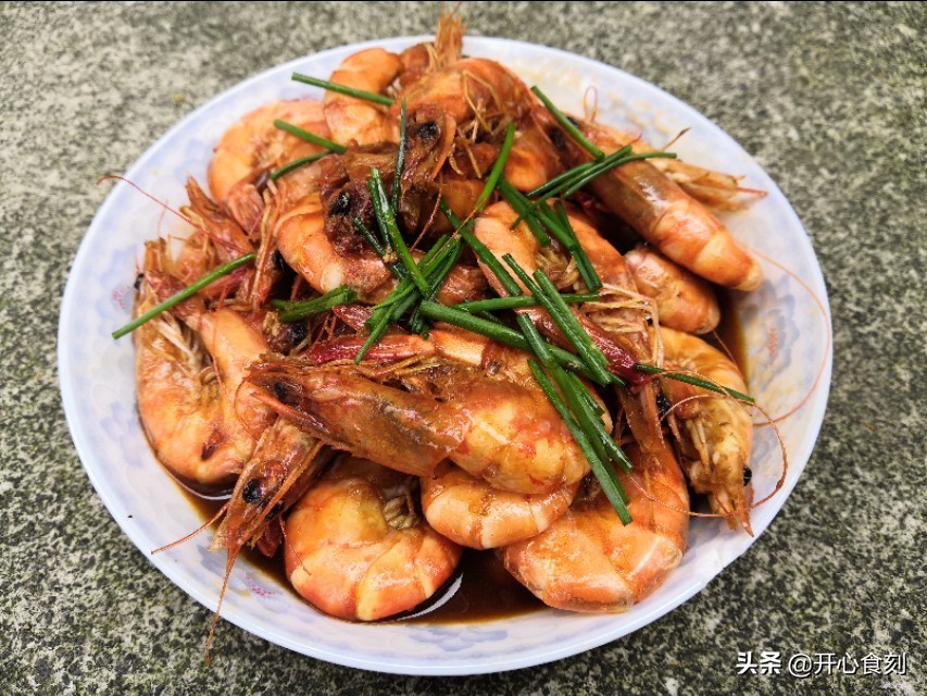 红烧虾，食材单一，调料丰富，炒制方便，这种做法更迎合你的口味