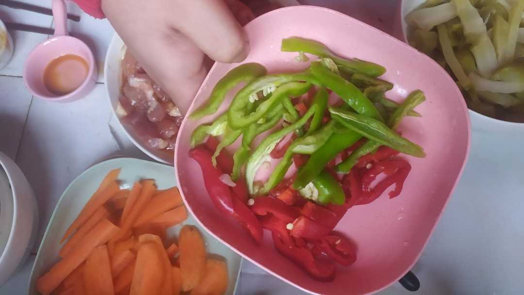「榨菜肉丝」搭配了一些胡萝卜，咸鲜美味，吃起来更香了