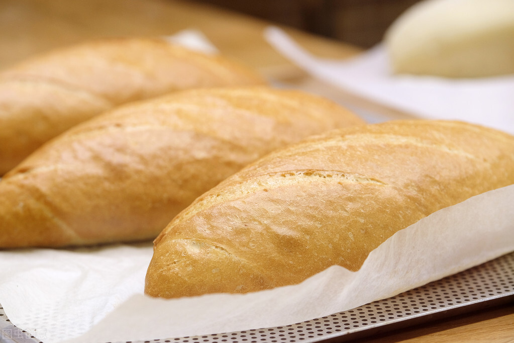 面包机与烤箱的在烤面包时的温度和时间分别是多少？