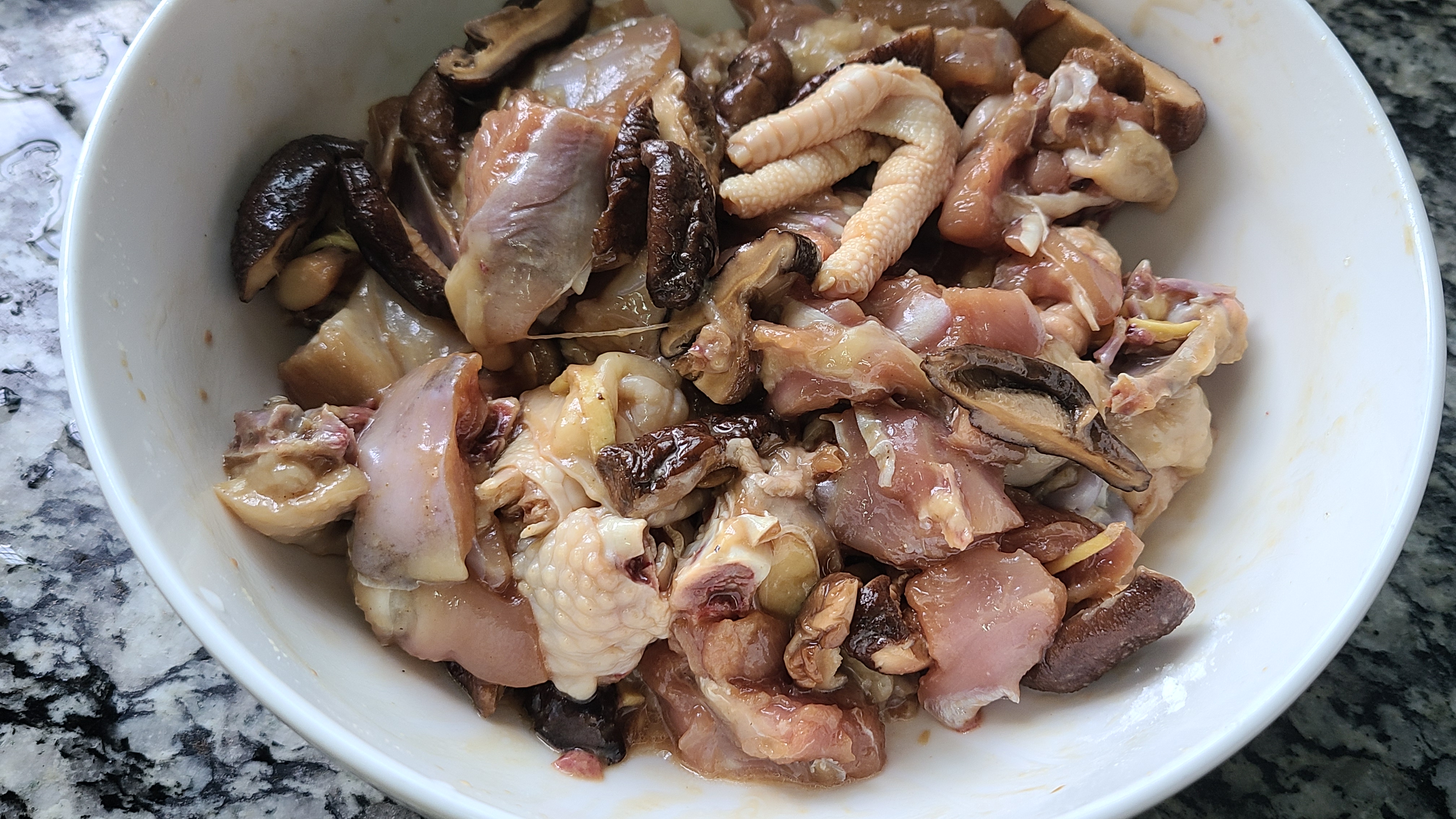广东人很爱吃的香菇蒸滑鸡，嫩滑好吃，做法简单，看着就馋人