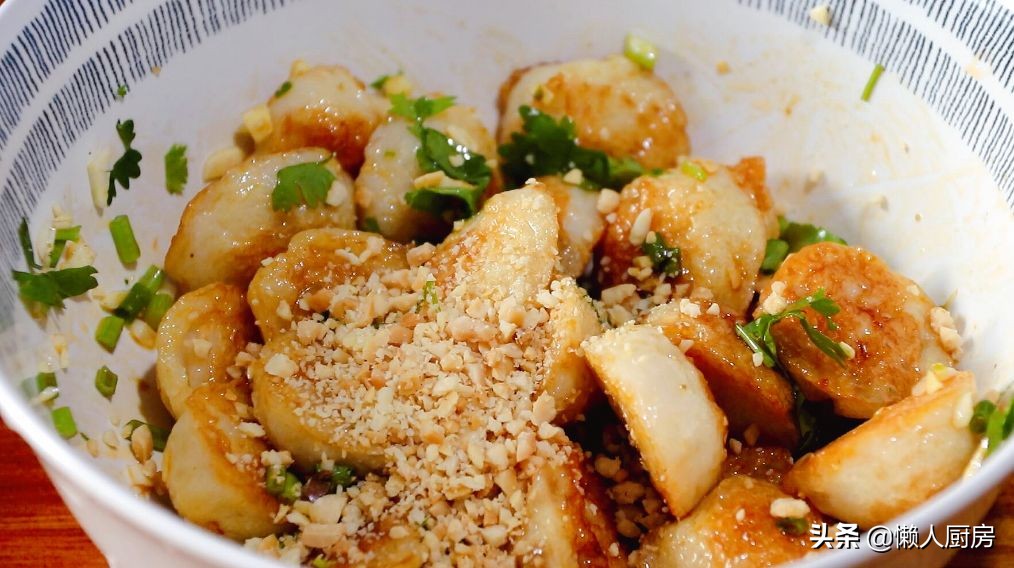 鱼丸不用烧汤，撒点花生米拌一下，比烫火锅得更好吃，吃起来更香