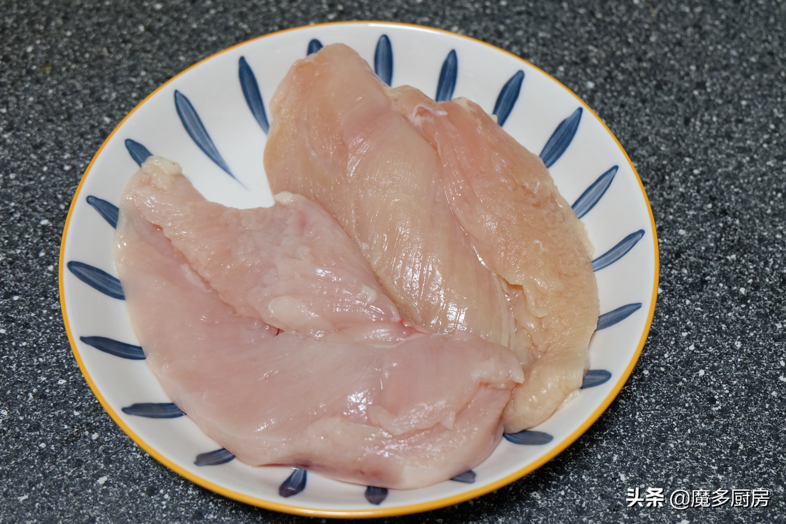 鸡胸肉怎么做最好吃？这个做法值得推荐，夏天减脂瘦身必备食谱