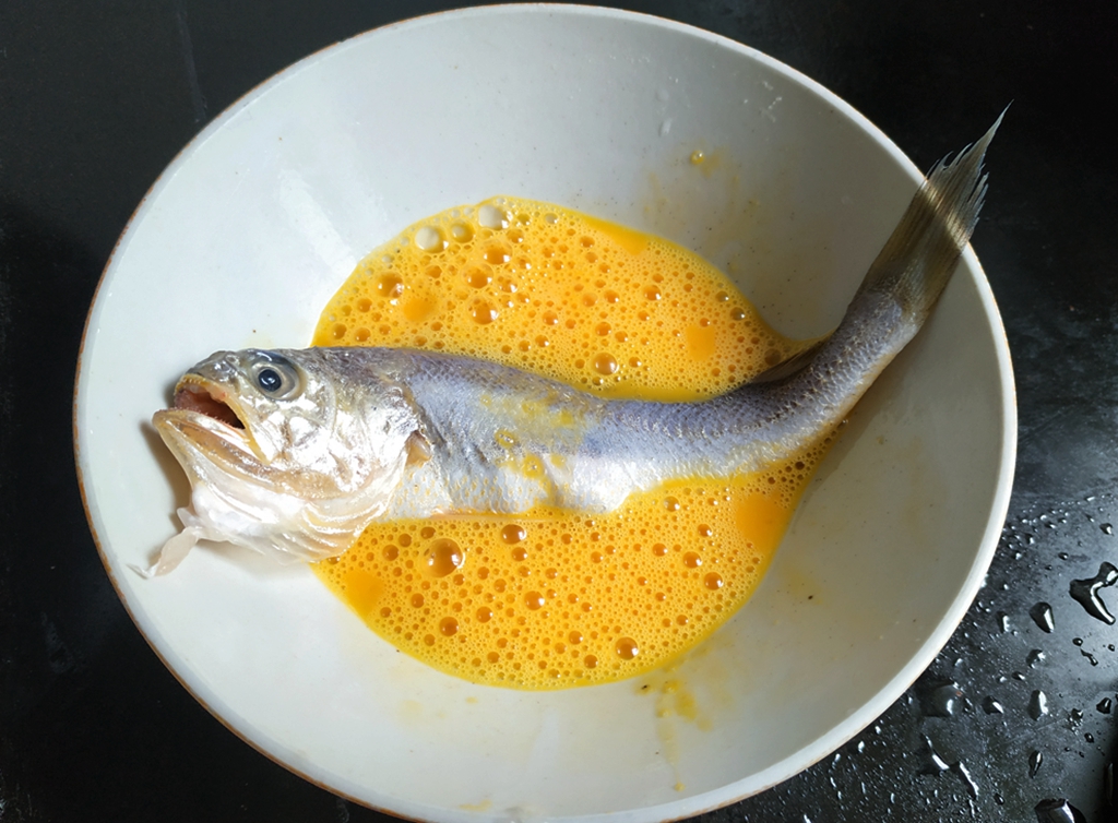 小黄鱼这样做，色泽金黄，味道鲜香，下饭又配酒