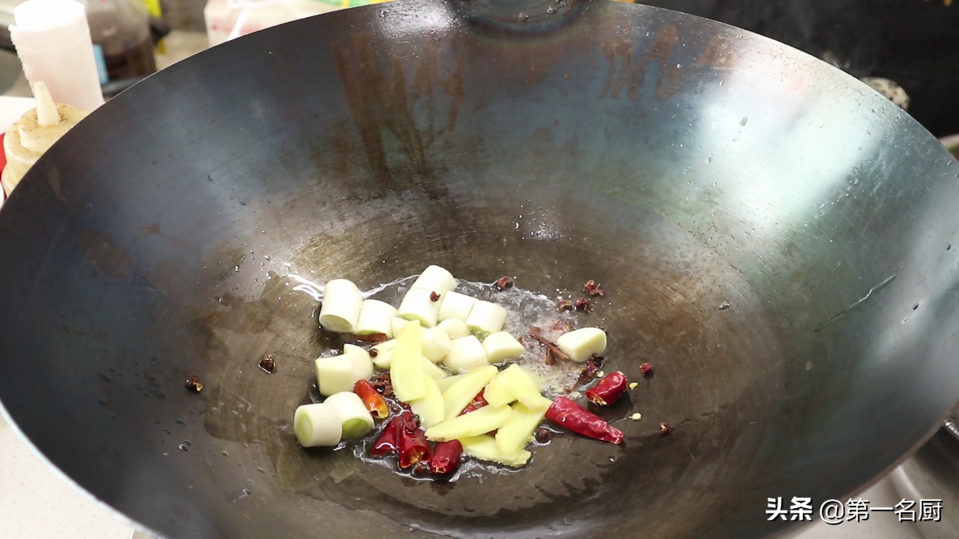 这才是“干锅肥肠”的家常做法，麻辣鲜香吃过瘾，在家轻松就搞定